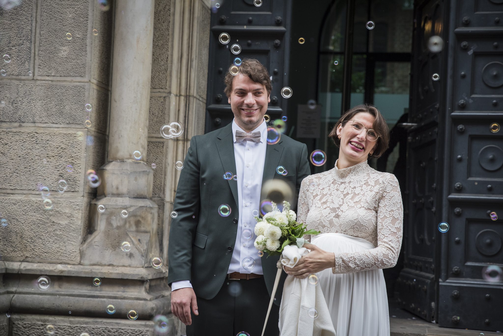 Hochzeitspaar mit Seifenblasen